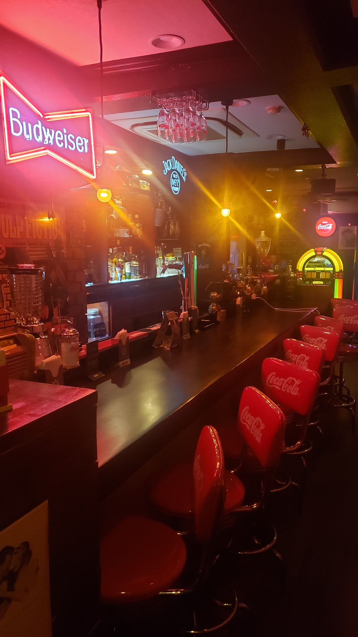 カウンターと赤いスツール